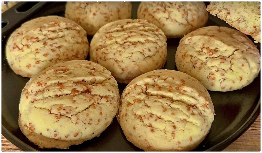 Çayın Yanına Yapıyorum Yerken Ağızda Kıyır Kıyır Dağılıyor