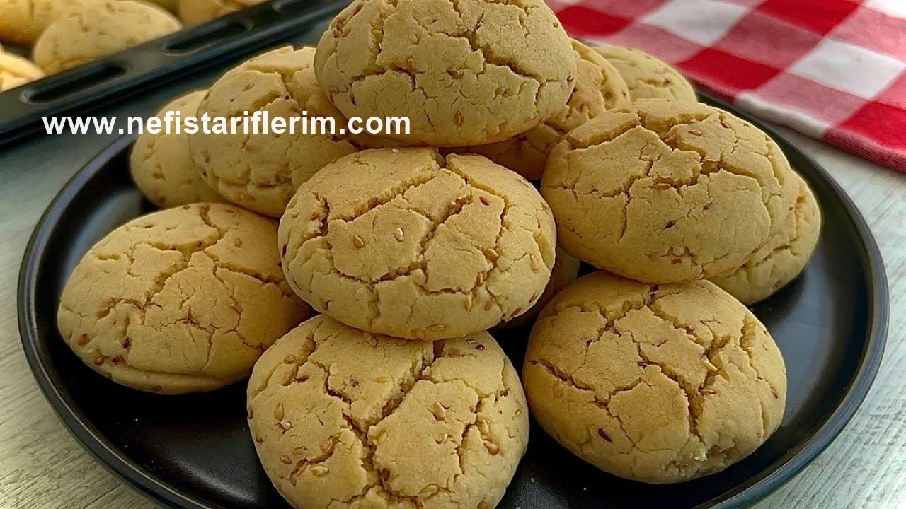 Kıyır Kıyır Ağızda Dağılan Kavrulmuş Susamlı Kurabiye