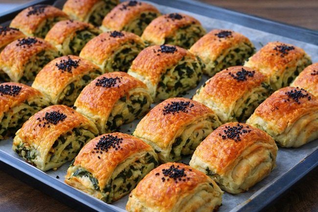 Kat Kat Ispanaklı Börek Tarifi