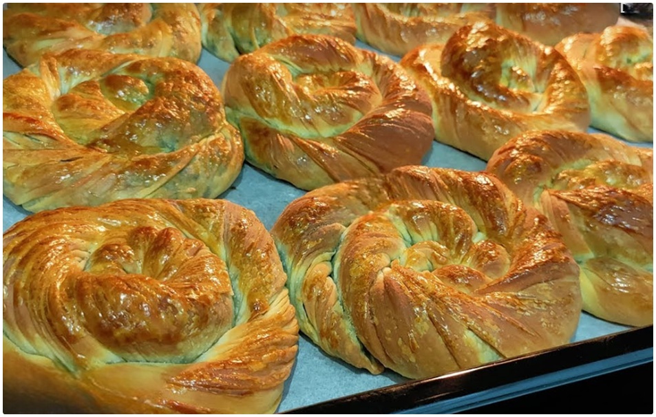 Ispanak Mevsimi Geldiğinde Bu Böreği Tepsi Tepsi Yapıyorum