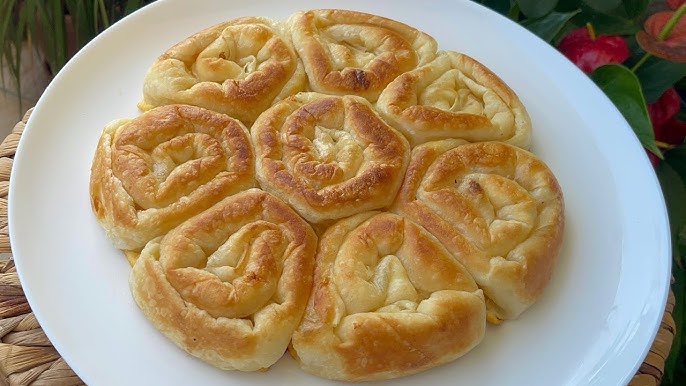 Sadece 2 Yufka İle Tavada Gül Böreği