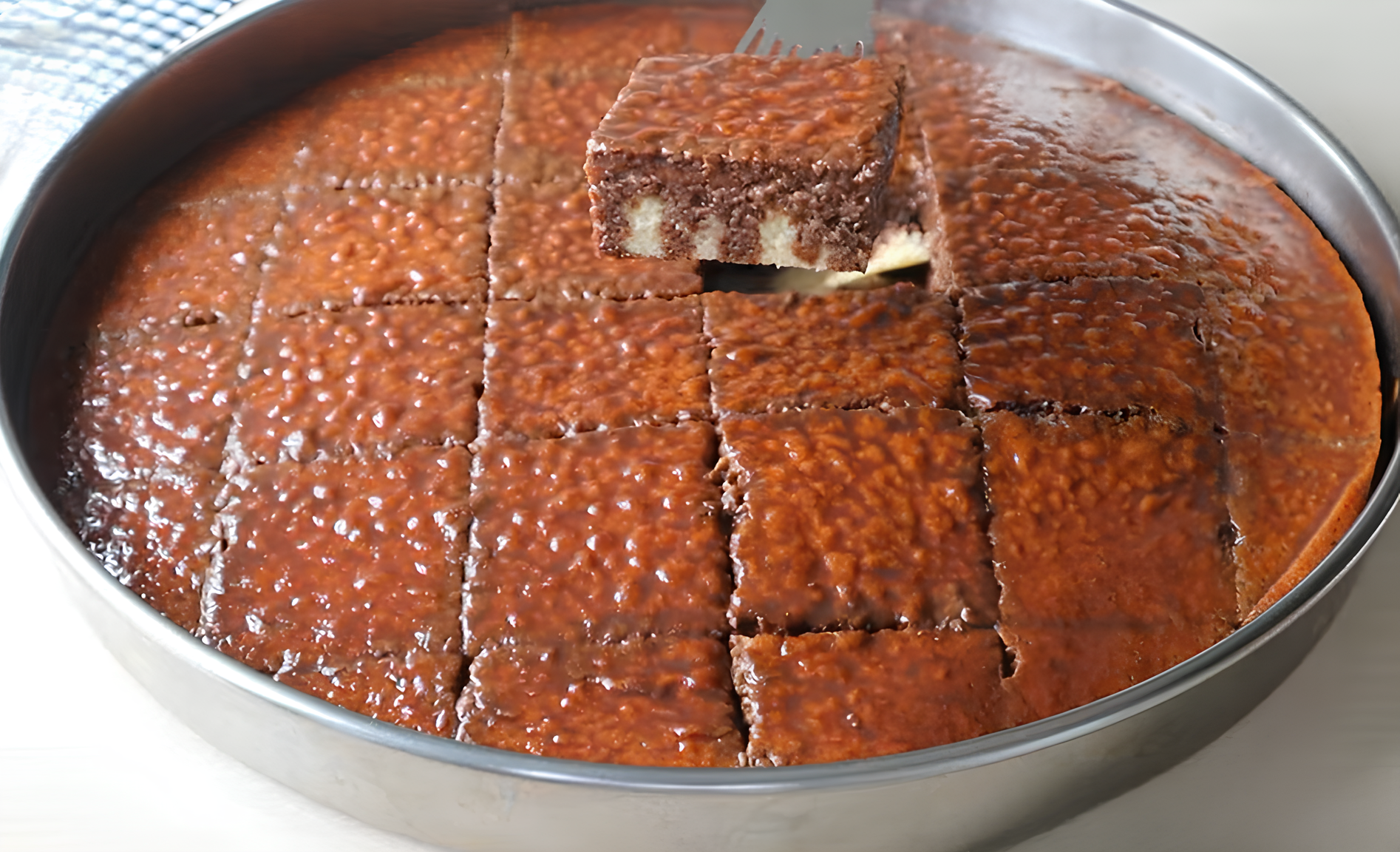 Asla Bildiğiniz Keklere Benzemez Özel Soslu Kek