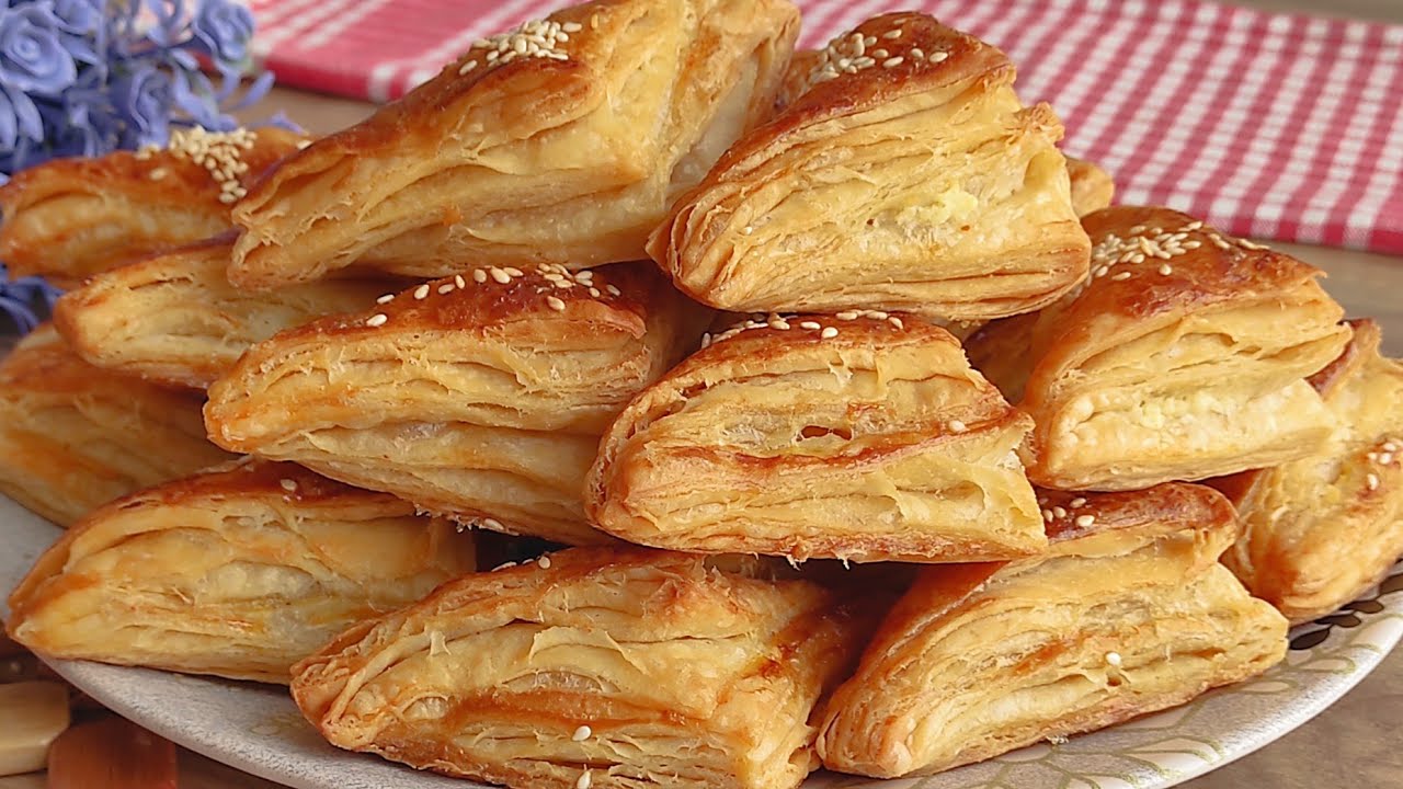 Bir Şişe Maden Suyu İle Çıtır Milföy Böreği