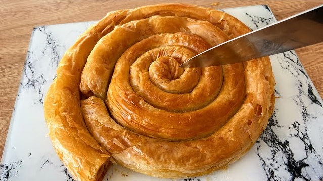 Hamura Dokunca Kendiliğinden Açılan Pırasalı Çıtır Börek