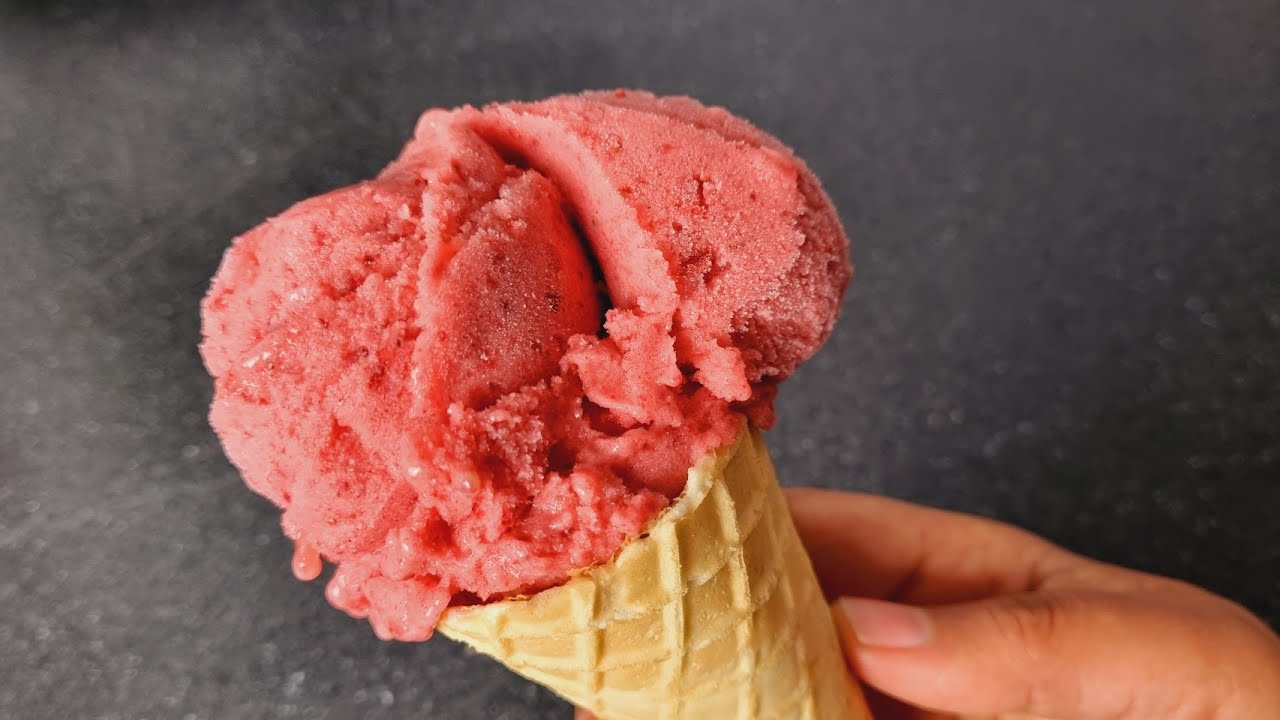 Çok Az Malzemeyle En Sağlıklısından Ev Yapımı Çilekli Dondurma Tarifim