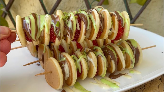 Waffle Tadında Çöp Şişte Meyveli Pankek