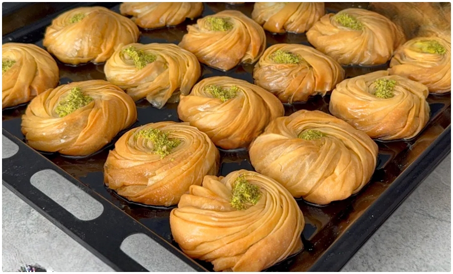 Kolay Çıtır Çıtır El Açması Gül Baklava