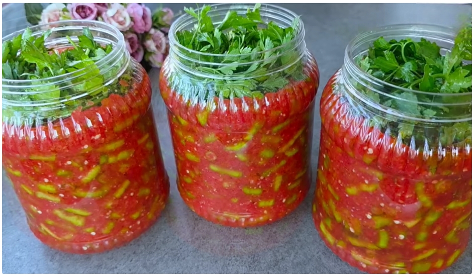 Kaynatmadan Domatesli Biber Turşusu