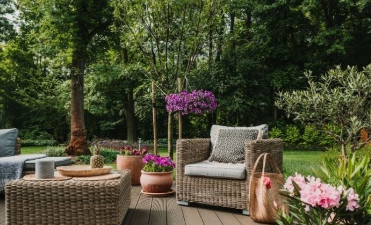 Bir sabah balkona çıktım ve duvarın içinde